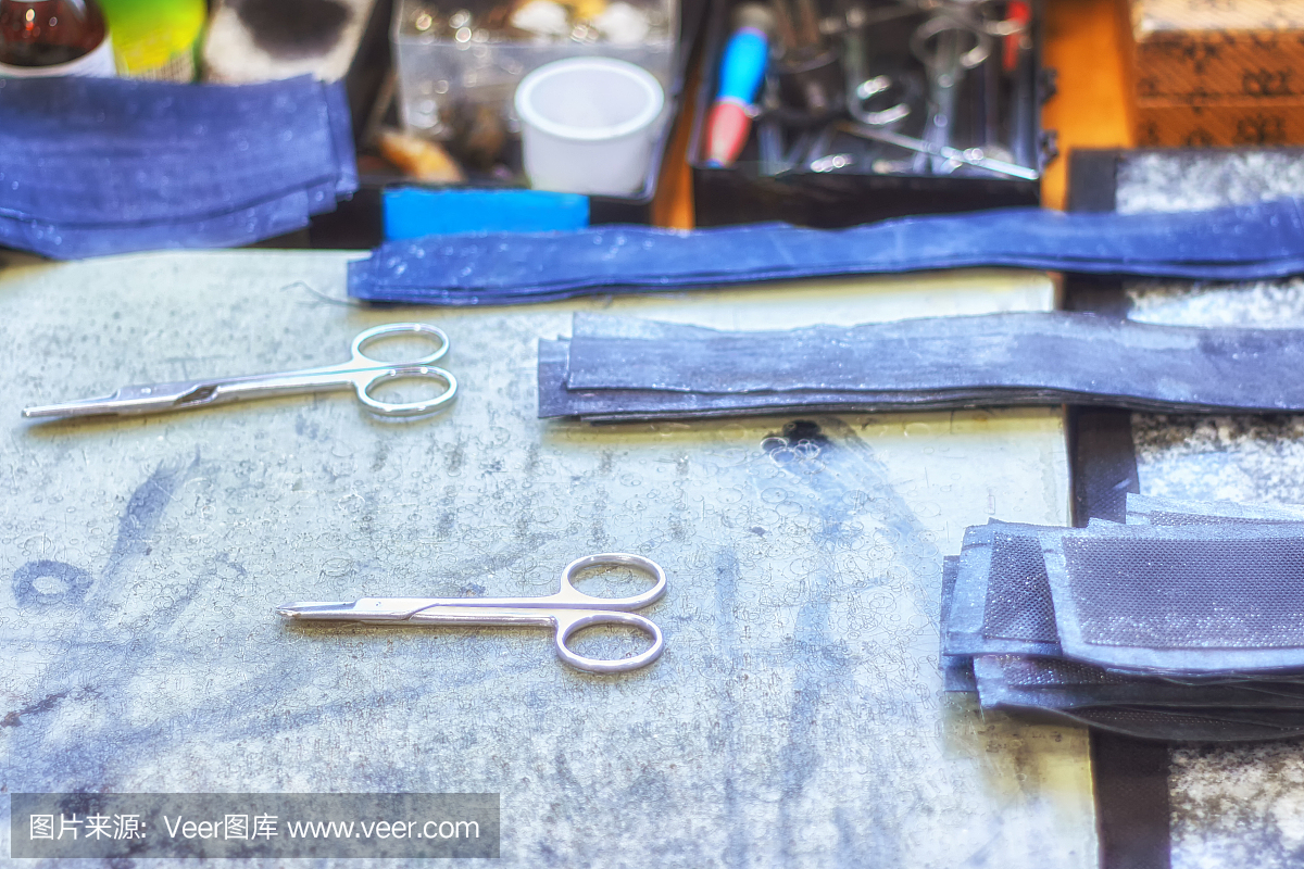 皮革手工DIY工具在工作臺上。