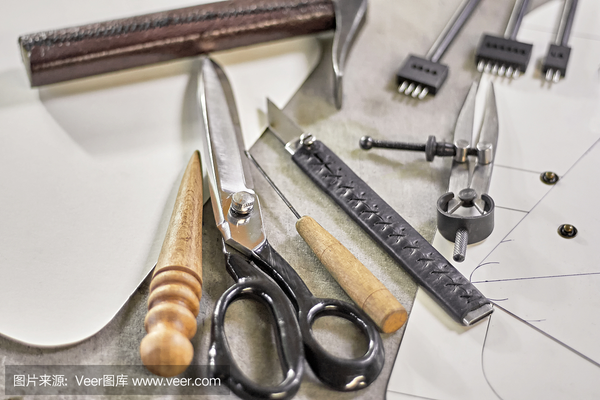 皮革手工DIY工具和模板在工作臺上。